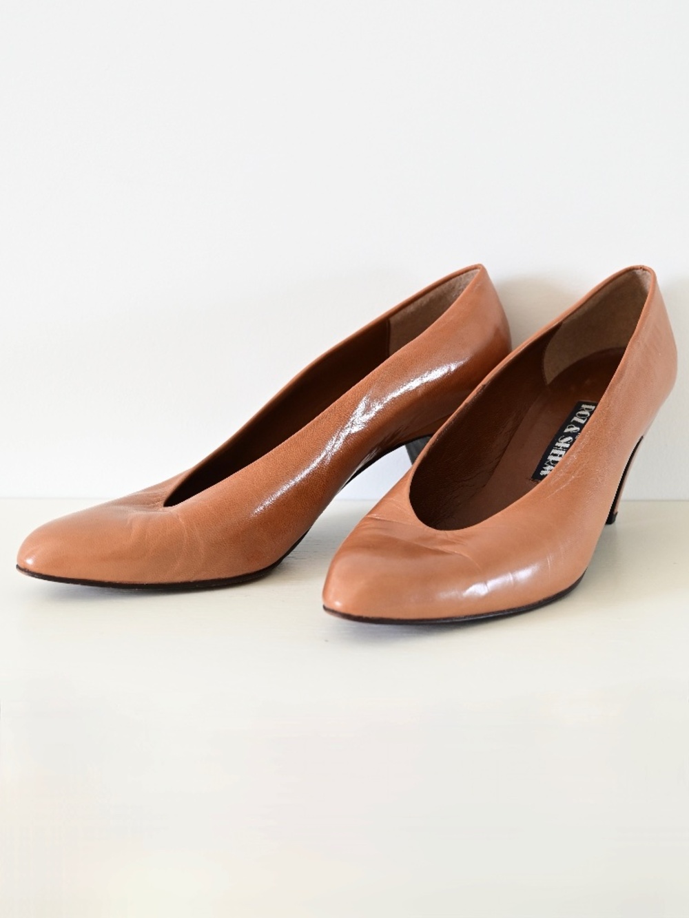 1980s Stuart Weitzman for Roz & Sherm Caramel Tan Leather Pumps Size 9 1/2 Spain